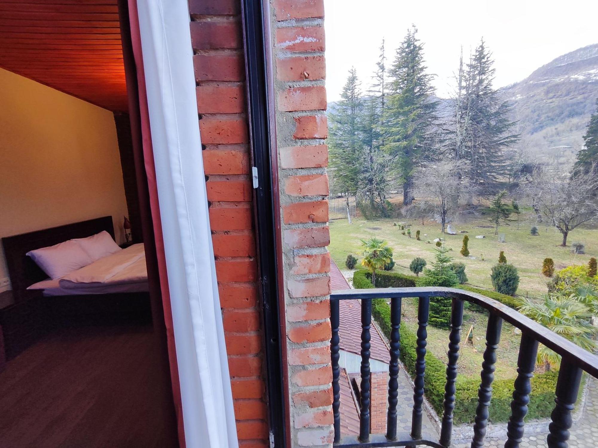 ホテル Chateau Chikovani Gordi エクステリア 写真